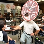 見学に来た小学生と交流するマンホールレンジャー＝神戸市東灘区魚崎南町２、東水環境センター