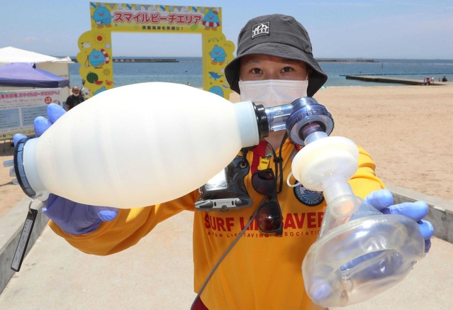ライフセーバーが使う人工呼吸用のマスク。感染防止のための特殊なフィルターを備える＝７日午前、須磨海水浴場（撮影・長嶺麻子）