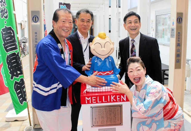 メリケンさんのお披露目式に出席した（左から）高四代館長、岡本康憲・兵庫区長、桂米団治さん、桂あやめさん＝神戸新開地・喜楽館