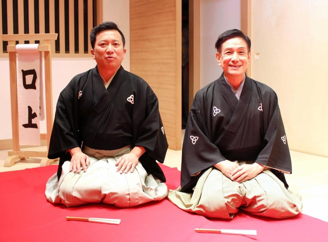 口上に出演した（左から）桂吉弥さん、米団治さん＝神戸新開地・喜楽館