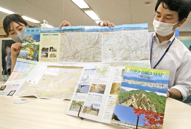 ４年ぶりに改訂された六甲全山縦走マップ。手前は「解説編」の冊子＝神戸市役所