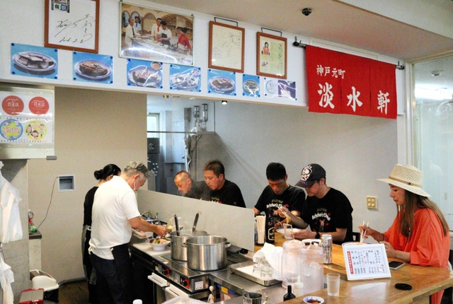 移転オープンした淡水軒の店内。「神戸元町」ののれんが掲げられている＝神戸市兵庫区東山町２