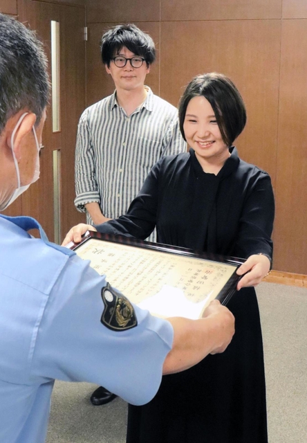 感謝状を受け取る金森里味さん＝葺合署