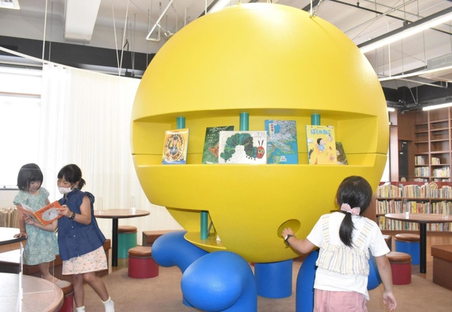本棚は球体！？三宮図書館、仮移転だけど斬新デザイン