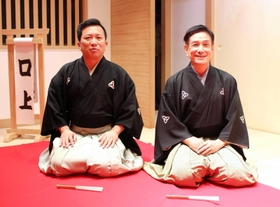 口上に出演した（左から）桂吉弥さん、米団治さん＝神戸新開地・喜楽館