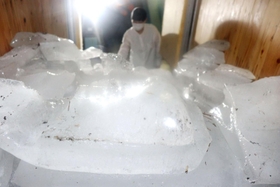 氷室の中は天然氷で満たされている＝神戸市灘区六甲山町、六甲枝垂れ