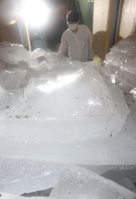 天然氷で満たされている氷室＝神戸市灘区六甲山町
