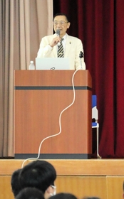 オリンピックと世界平和の関係について高校生に話す医師の賀来正俊さん＝舞子高校