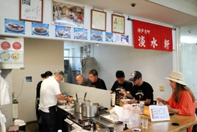 移転オープンした淡水軒の店内。「神戸元町」ののれんが掲げられている＝神戸市兵庫区東山町２