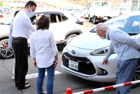 車に搭載されたセンサーを確認する参加者ら＝神戸市北区緑町３