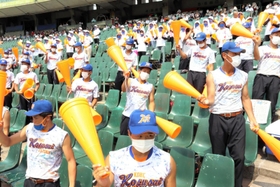 神戸国際大付の選手にエールを送る野球部員ら＝ほっともっとフィールド神戸