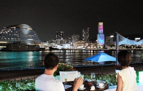 神戸港の夜景が一望できるラ・スイート神戸オーシャンズガーデンのテラス席＝神戸市中央区新港町