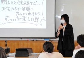 １５歳で起業し、高校生と社長を両立している想空さん＝兵庫区文化センター