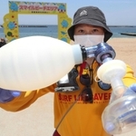 ライフセーバーが使う人工呼吸用のマスク。感染防止のための特殊なフィルターを備える＝７日午前、須磨海水浴場（撮影・長嶺麻子）