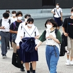 制服と私服。自ら選んだ服装で登校する須磨友が丘高校の生徒＝神戸市須磨区友が丘１（撮影・長嶺麻子）