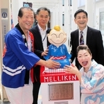 メリケンさんのお披露目式に出席した（左から）高四代館長、岡本康憲・兵庫区長、桂米団治さん、桂あやめさん＝神戸新開地・喜楽館