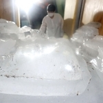 氷室の中は天然氷で満たされている＝神戸市灘区六甲山町、六甲枝垂れ