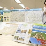 ４年ぶりに改訂された六甲全山縦走マップ。手前は「解説編」の冊子＝神戸市役所
