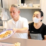 ギョーザを提供する張克正さん、田路利加子さん夫妻＝神戸市兵庫区東山町２