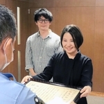 感謝状を受け取る金森里味さん＝葺合署