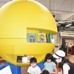 海に浮かぶブイをイメージした球体型の本棚＝神戸市中央区小野浜町