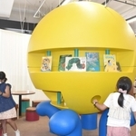 海に浮かぶブイをイメージした球体型の本棚＝神戸市中央区小野浜町