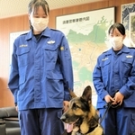 高齢女性を発見して表彰された「グライフ・オブ・ハウス・サン・ボア号」と灘尾早希子巡査部長（左）＝須磨署