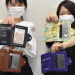 ミッフィーなどがデザインされた障害者手帳カバー＝神戸市役所