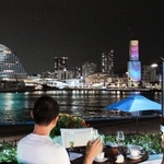 神戸港の夜景が一望できるラ・スイート神戸オーシャンズガーデンのテラス席＝神戸市中央区新港町