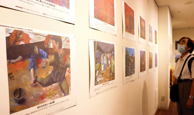 被爆体験者の証言を基に高校生が描いた原爆の絵が並ぶ＝デュオぎゃらりー