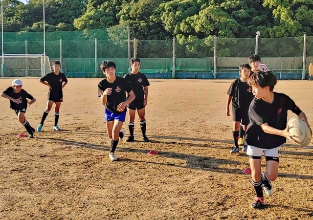 ラグビーの練習をするＫＯＢＥジュニアハイスクールクラブの子どもたち（提供）