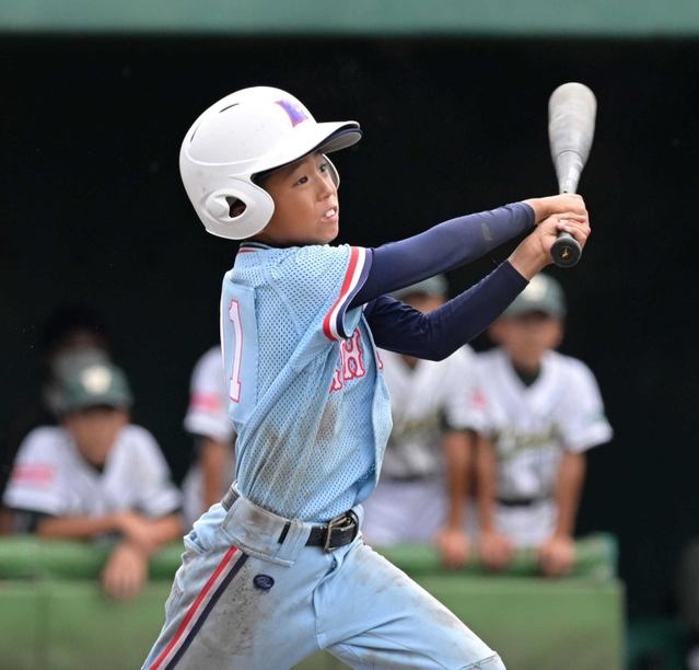 ３回裏、２点二塁打を放った香寺の森本雄斗選手＝Ｇ７スタジアム神戸（撮影・秋山亮太）