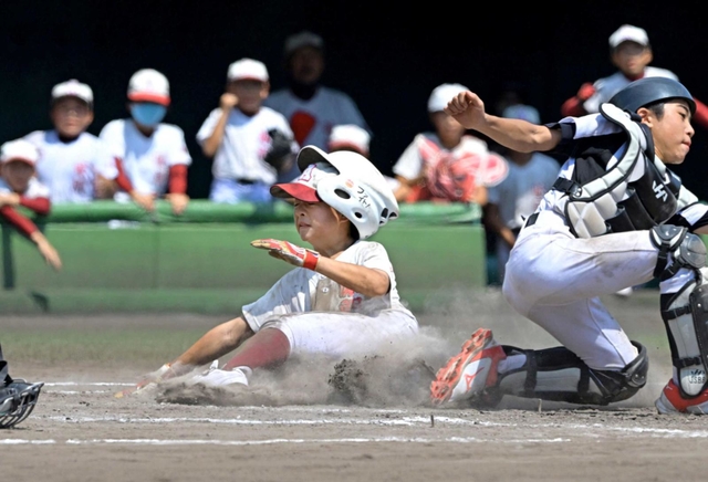 ３回裏、滑り込んで生還する味間の團野廉選手＝Ｇ７スタジアム神戸（撮影・秋山亮太）