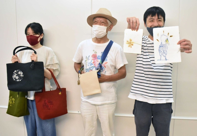 デザイナーらと協力して開発された（左から）個性の作業所七つの海、作業所巣立ち、御影倶楽部の商品＝神戸市役所