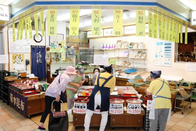 営業する店内。商品名ではなく阪神タイガースのスタッフや選手の名前がつられている＝神戸市兵庫区荒田町４