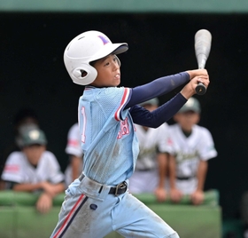 ３回裏、２点二塁打を放った香寺の森本雄斗選手＝Ｇ７スタジアム神戸（撮影・秋山亮太）