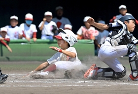 ３回裏、滑り込んで生還する味間の團野廉選手＝Ｇ７スタジアム神戸（撮影・秋山亮太）