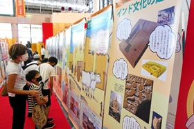 インドの文化や歴史を伝える展示＝スペースシアター