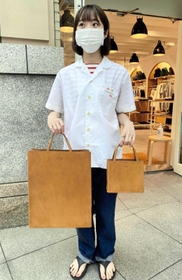 神戸レザーを使ったトートバッグ＝神戸市中央区