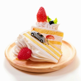 田中さんの作品。ホチキスの針、ケーキ、ダイヤル錠…。身近な日用品や食材から別の世界が立ち上がる（関西エアポート神戸提供）