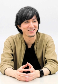 「発想次第でいくらでも楽しくなる」と創作の醍醐味（だいごみ）を語る田中達也さん＝神戸市中央区