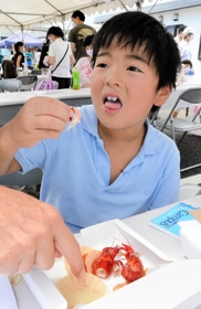 アメリカザリガニのボイルなど、おいしく調理された外来生物を試食する子どもたち＝神戸市長田区苅藻島町３
