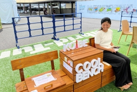 ＪＲ三ノ宮駅前に登場したクールベンチ。猛暑の日でも座面は冷たく、快適に過ごせる＝神戸市中央区