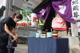 願いを込めて手を合わせる子ども＝神戸市灘区城内通２