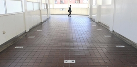 神戸線は「住吉」で折り返して西の「須磨」まで各駅表示。ただし、１９９６年以降にできた「甲南山手」と「さくら夙川」はない＝ＪＲ住吉駅前