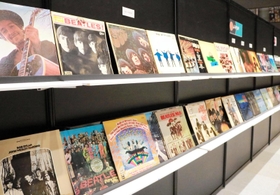 今も絶大な人気を誇るビートルズのレコード＝神戸市東灘区向洋町中６、神戸ファッションマート