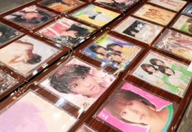 懐かしい昭和アイドルの作品もずらり＝神戸市東灘区向洋町中６、神戸ファッションマート