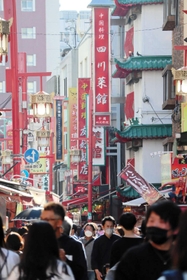 多くの中華料理店が並ぶ南京町。以前とは光景が大きく変わった＝神戸市中央区