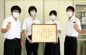 環境大臣賞の受賞を喜ぶ環境科学部の生徒たち＝神戸市東灘区御影石町４