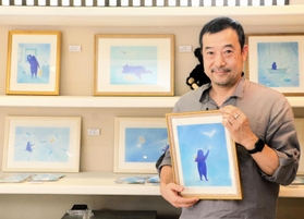 「ブルーベアー」を主人公にしたイラストを展示している谷口周郎さん＝神戸市東灘区住吉本町２